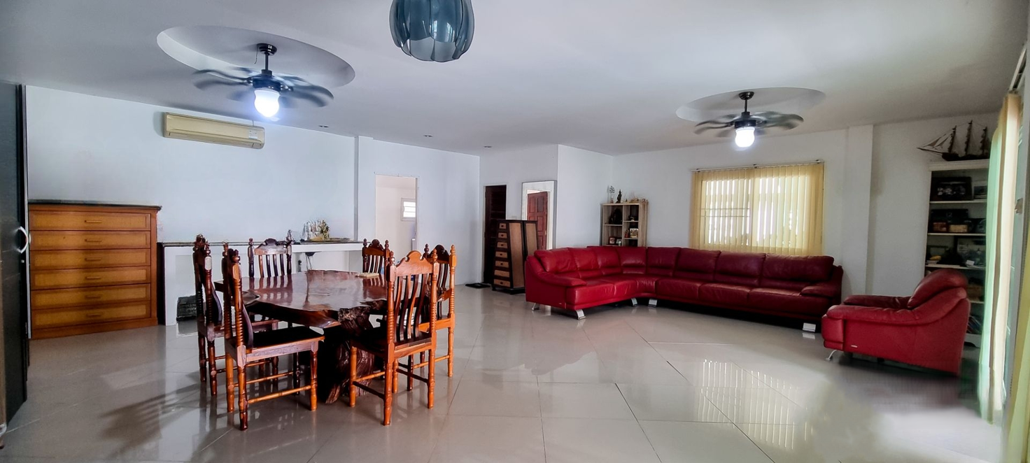 picture Exquisite 3-Storey Luxury Residence for Sale in Bang Saray - 4/19