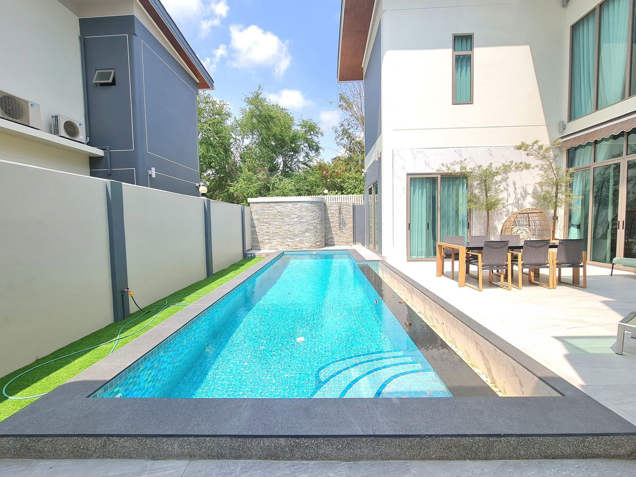 picture Luxury Pool Villa for Sale – Prime Mabprachan Location - 2/21