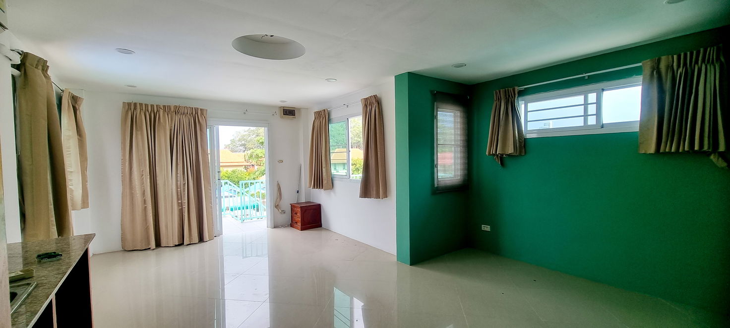 picture Exquisite 3-Storey Luxury Residence for Sale in Bang Saray - 9/19