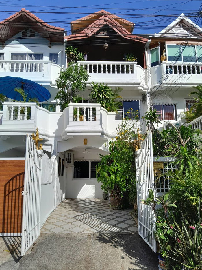 picture Three-Storey Townhouse for Sale – Pratumnak Pattaya - 1/8