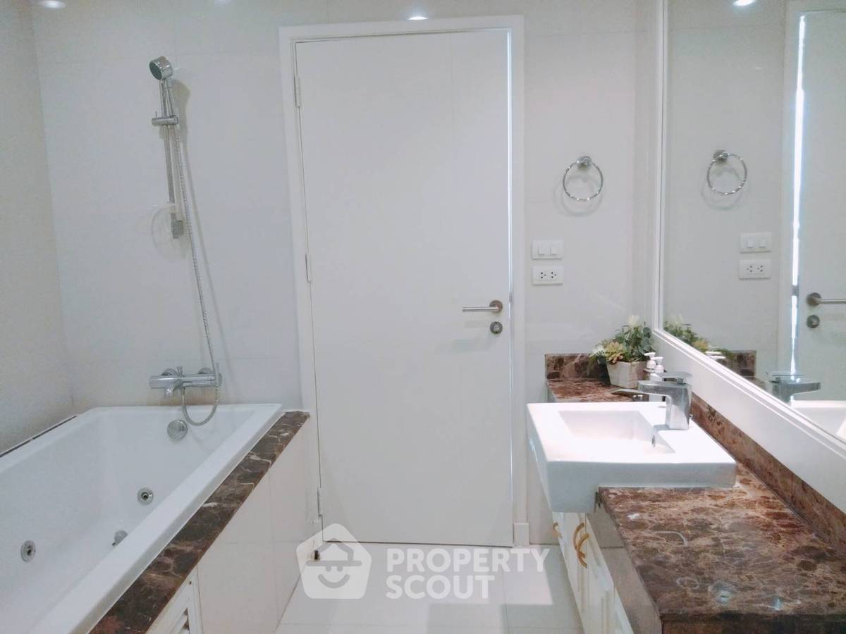 picture 4-BR Condo at Piyathip Place near BTS Phrom Phong (ID 659423) - 14/28