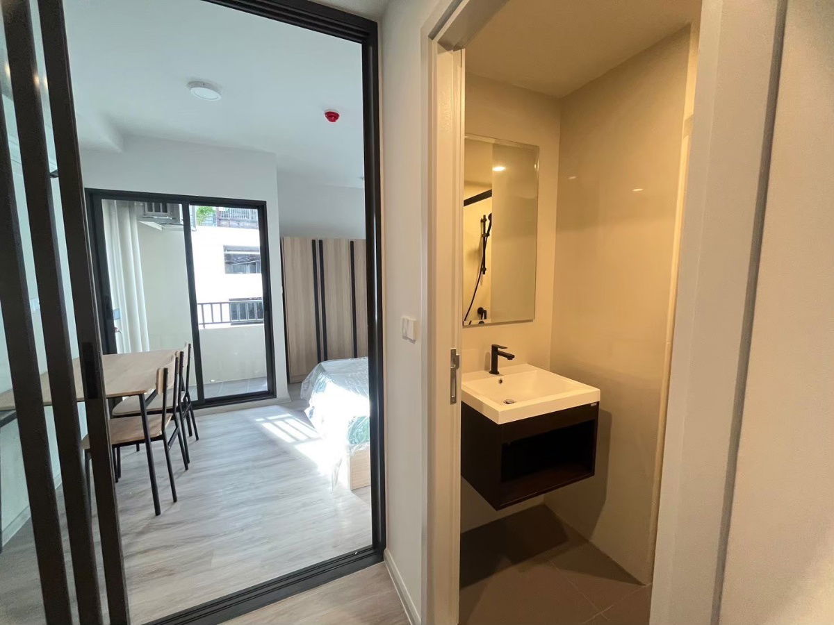 รูป ให้เช่าคอนโดใหม่ ติด MRT ห้วยขวางเพียง 350 เมตร ใกล้รถไฟฟ้า ใกล้ถนนใหญ่ ใจกลางรัชดา เข้าซอยรัชดา 12 เพียง 80 เมตร พร้อมเข้าอยู่ เดินทางสะดวกมากๆ - รูปที่ 4/17