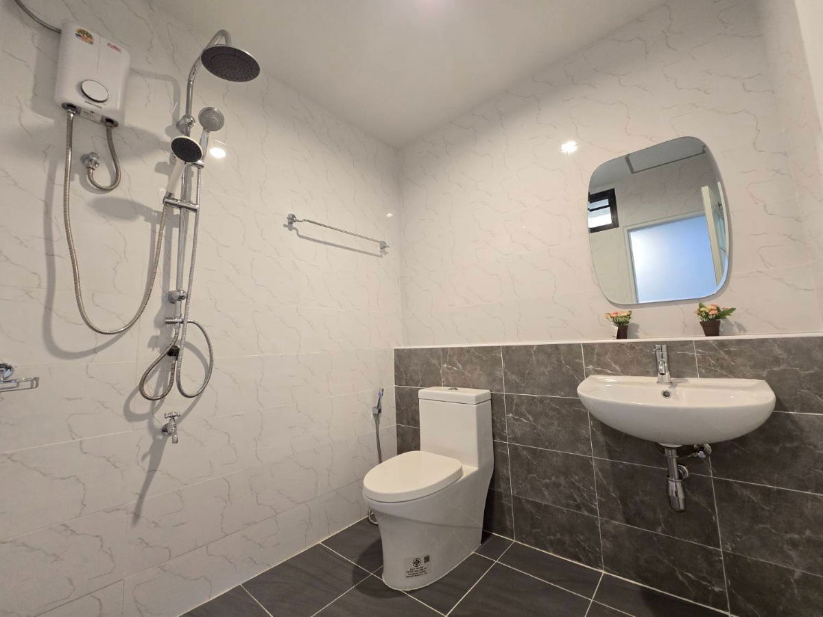 รูป ทาวน์เฮ้าส์2ชั้น รีโนเวทใหม่ ทำเลดี ใกล้สนามบินสุวรรณภูมิ หมู่บ้าน รุ่งนภาเพลส ซอยร่มเกล้า16 มีนบุรี - รูปที่ 30/33