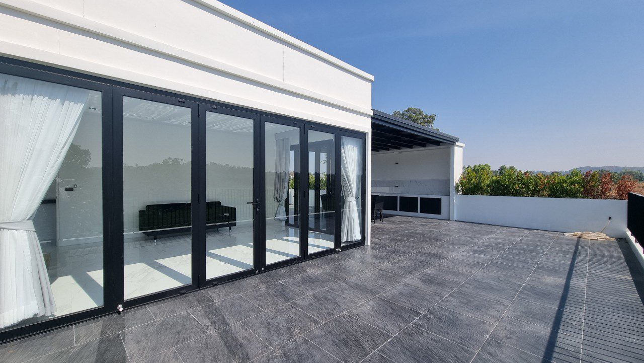 picture Luxury Pool Villa in Mabprachan for Sale - 20/26