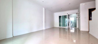 Houses for sale Lieb Tang Rodfai : 2-Storey House for Sale in East Pattaya