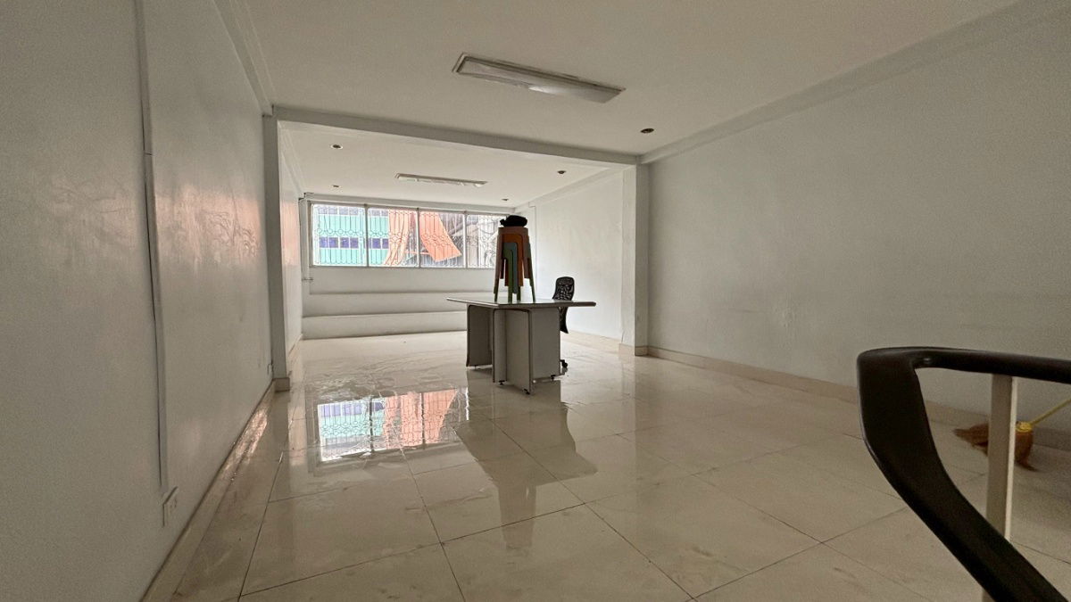 picture Commercial building for sale, 14 sq wah, good location on Petchburi Road. - 29/43