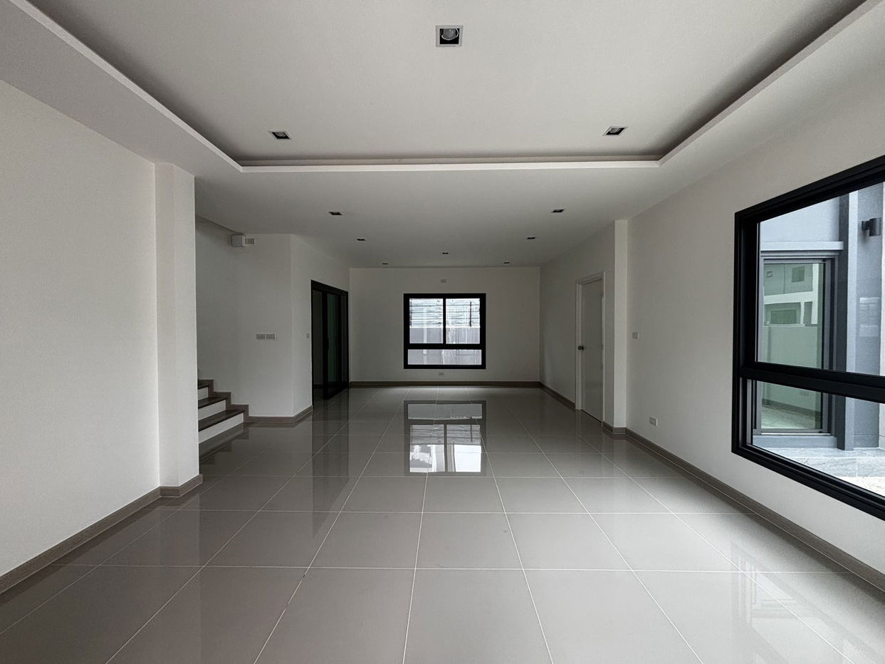 picture Two-Story House with 4 Bedrooms for Sale in Takhian Tia - 2/9