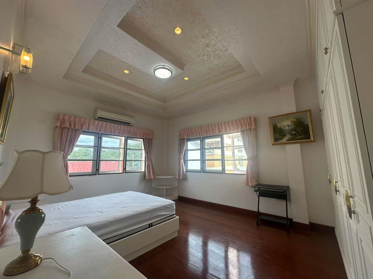 รูป Spacious 8-Bedroom Pool Villa for Sale in Thepprasit - รูปที่ 12/16