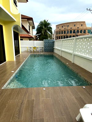 Houses for sale Wat Phra Yai : 4 Bedrooms Pool Villa in Thepprasit road