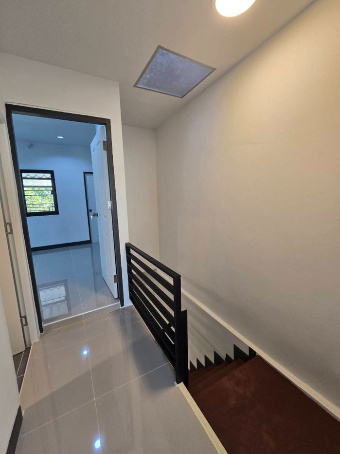 รูป ทาวน์เฮ้าส์2ชั้น รีโนเวทใหม่ ทำเลดี ใกล้สนามบินสุวรรณภูมิ หมู่บ้าน รุ่งนภาเพลส ซอยร่มเกล้า16 มีนบุรี - รูปที่ 24/33