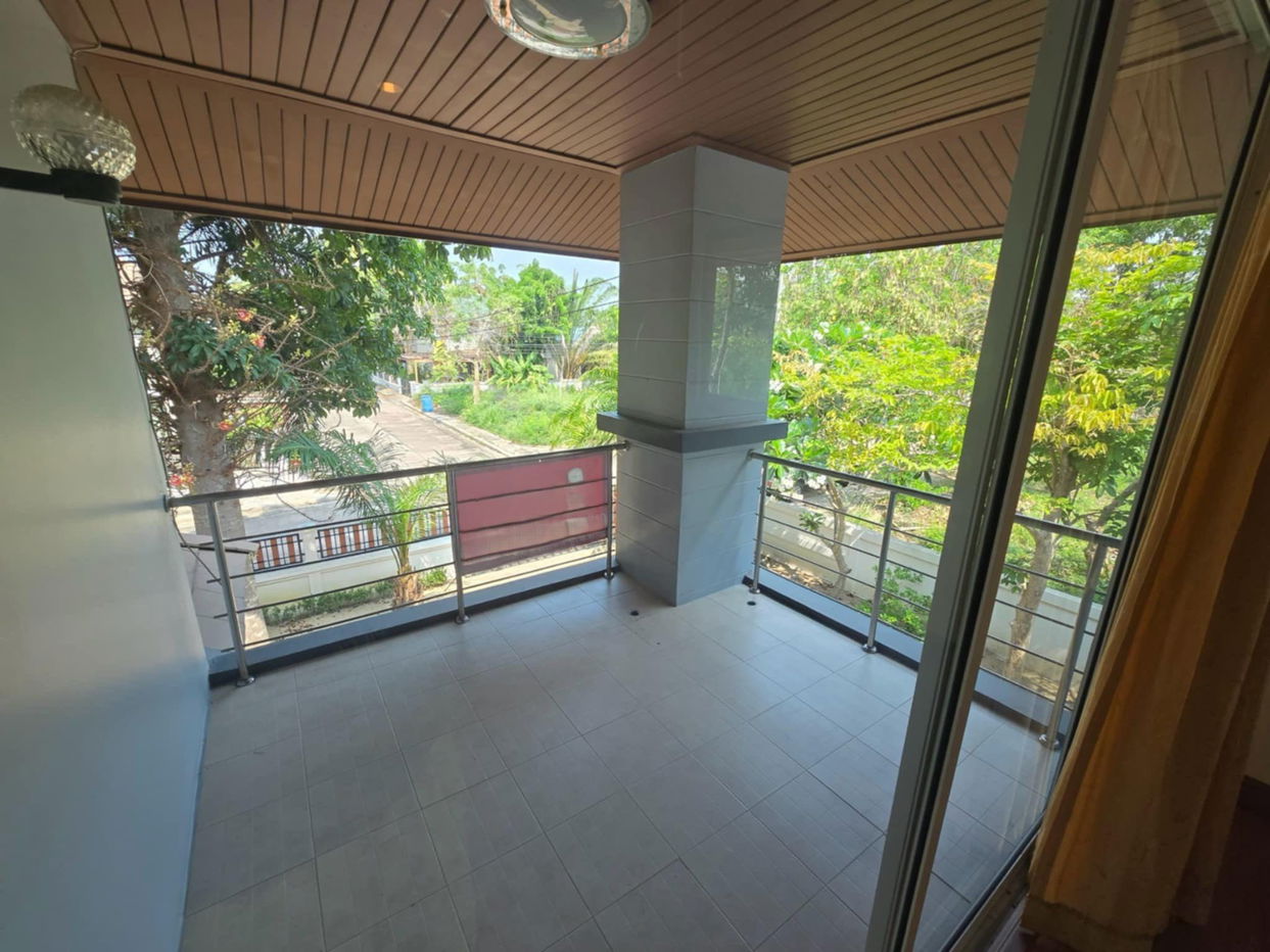 picture Charming 4-Bedroom Thai-Style House for Sale - 5/8