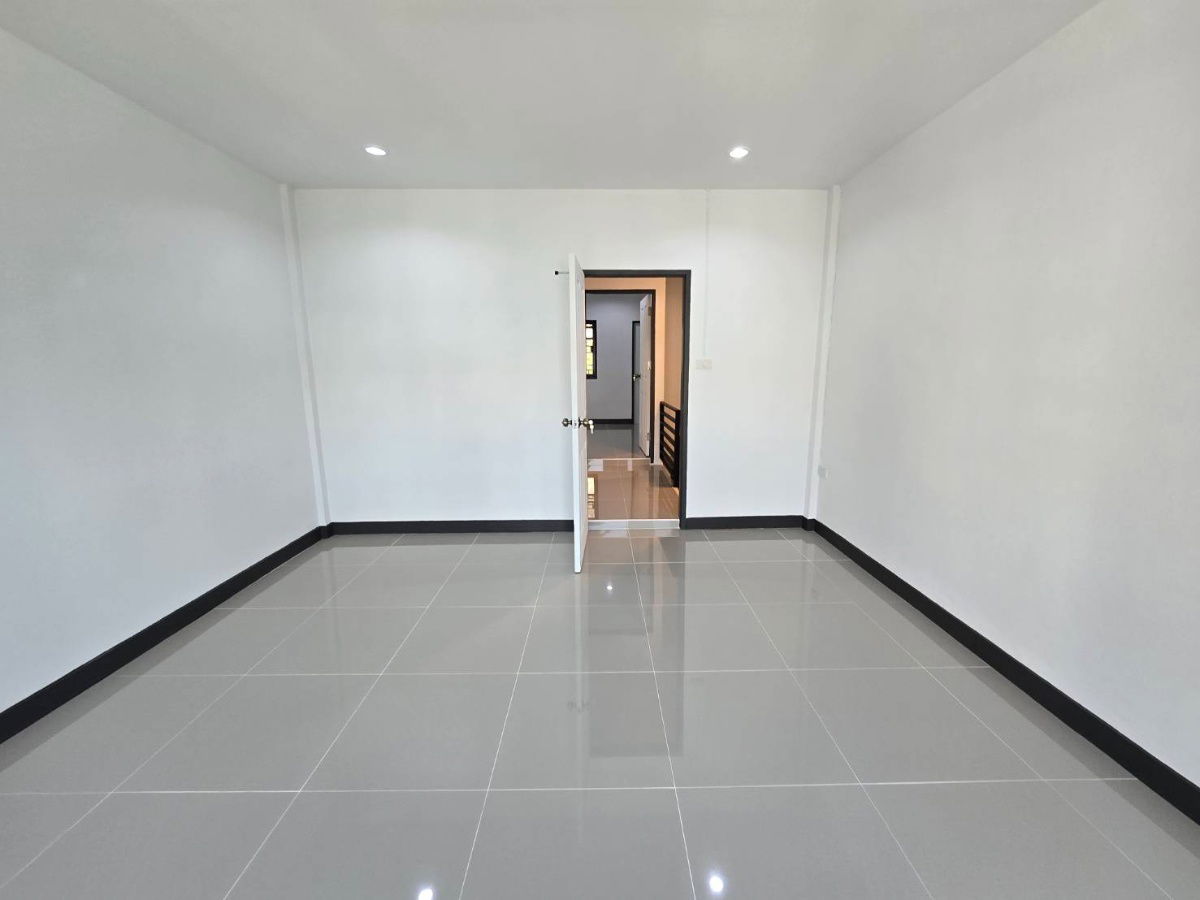 รูป ทาวน์เฮ้าส์2ชั้น รีโนเวทใหม่ ทำเลดี ใกล้สนามบินสุวรรณภูมิ หมู่บ้าน รุ่งนภาเพลส ซอยร่มเกล้า16 มีนบุรี - รูปที่ 22/33