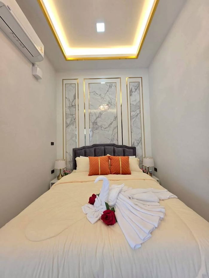 picture Luxury Pool Villa for Sale in Mabprachan - 11/19