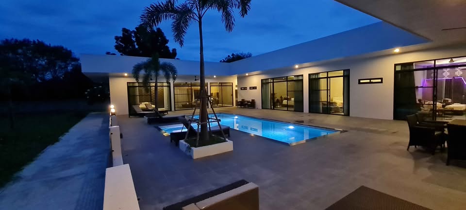 picture Modern Luxury 5 Bedrooms Pool Villa in Khon Kaen for Sale - 11/14