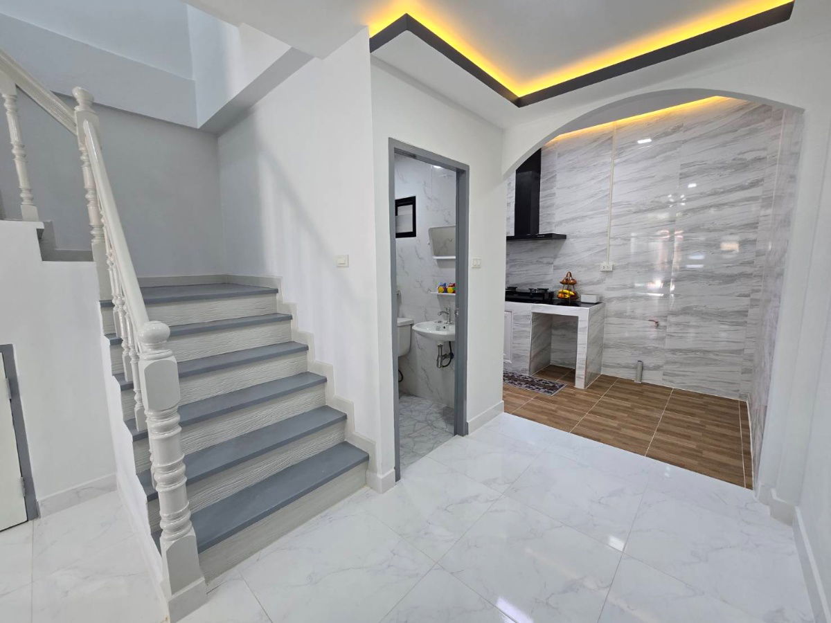 รูป ทาวน์เฮ้าส์ รีโนเวท พร้อมหิ้วกระเป๋าเข้าอยู่ได้เลย  หมู่บ้าน เคซี.รามอินทรา 8 ถนนไทยรามัญ คลองสามวา เฟอร์นิเจอร์มากมาย - รูปที่ 12/26