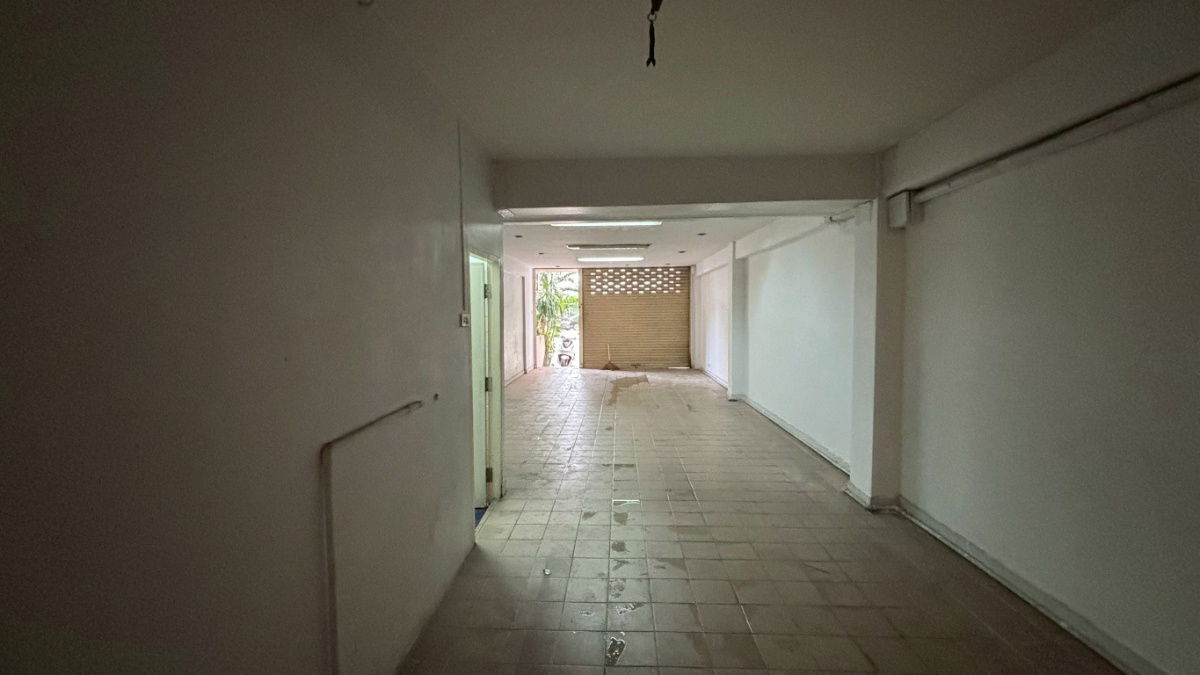 picture Commercial building for sale, 14 sq wah, good location on Petchburi Road. - 35/43