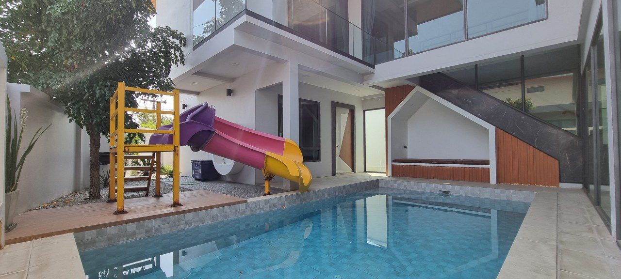 picture Pool Villa in East Pattaya 4 Beds for Rent - 1/20