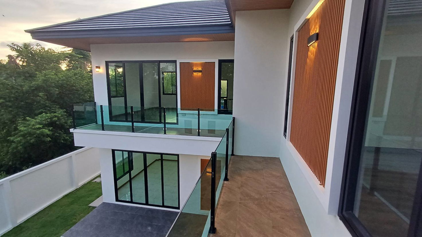 รูป ขายบ้านเดี่ยว 2 ชั้น สไตล์โมเดิร์น 3 ห้องนอน ในห้วยใหญ่ - รูปที่ 2/9