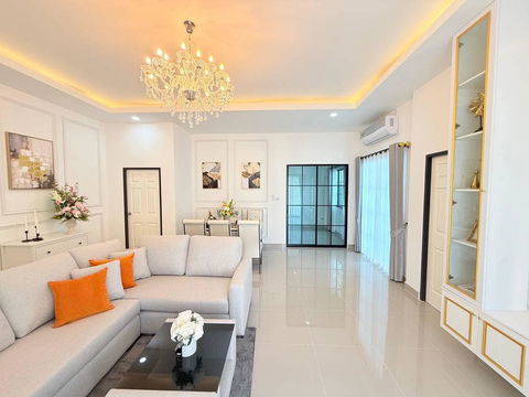 3 Bedrooms Pool Villa in North Pattaya for Sale