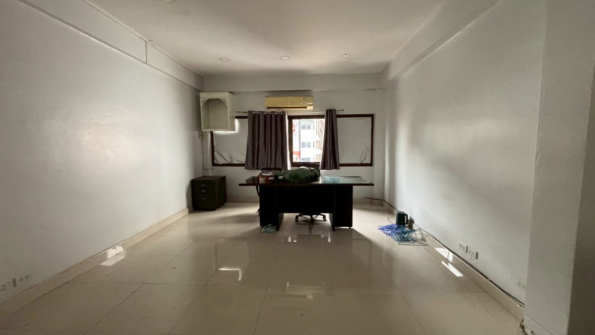 picture Commercial building for sale, 14 sq wah, good location on Petchburi Road. - 19/43