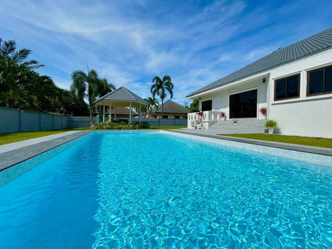 3 Bedrooms Pool Villa for Sale in Bangsaray