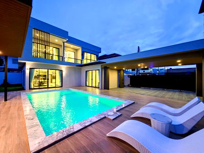 Houses for sale Wat Phra Yai : Luxury 5-Bedroom Pool Villa for Sale in Thepprasit, South Pattaya