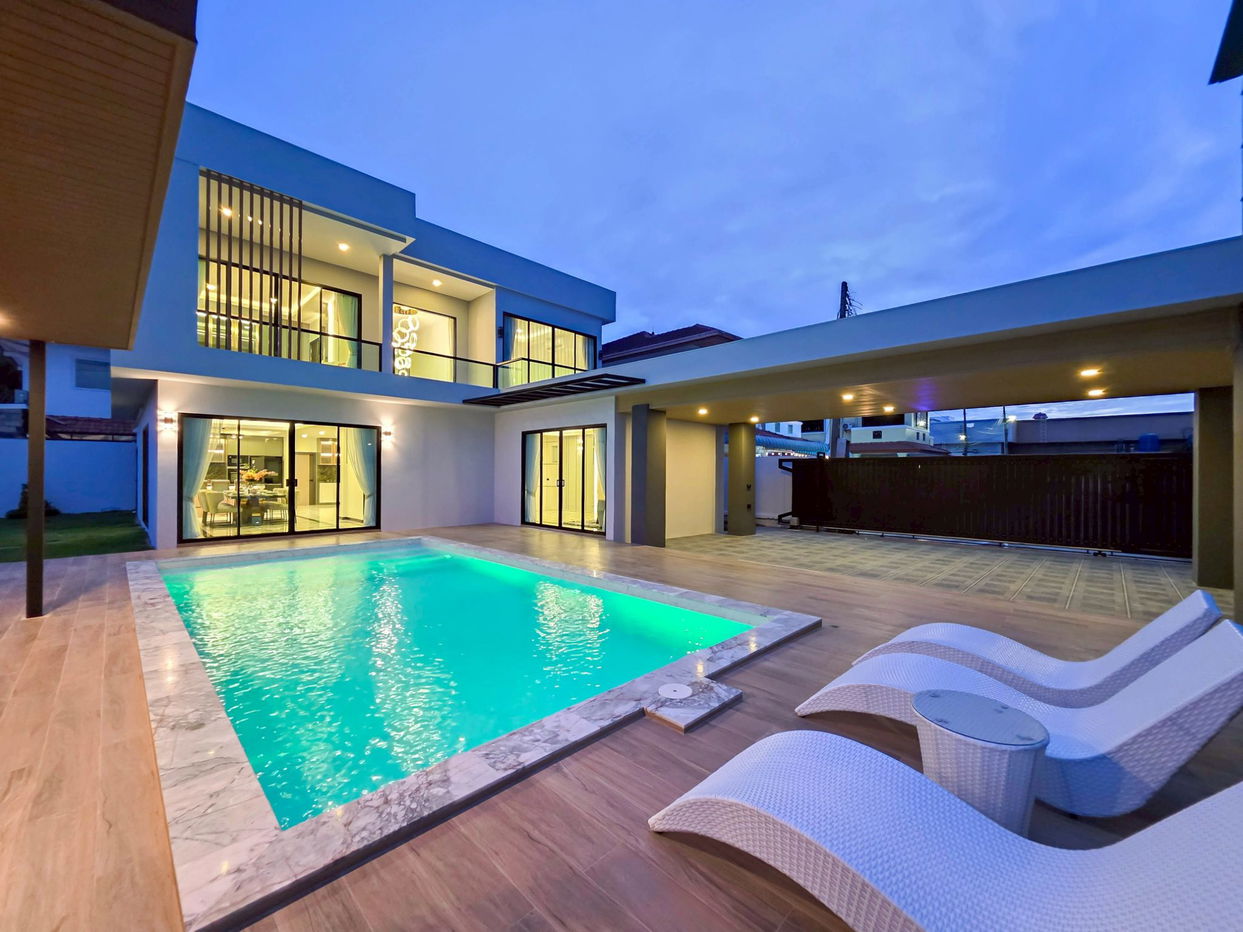 picture Luxury 5-Bedroom Pool Villa for Sale in Thepprasit, South Pattaya - 1/20
