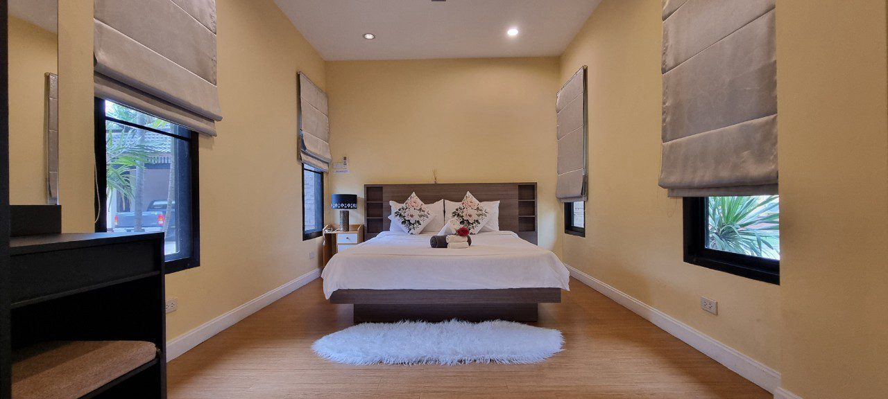 picture Pool Villa in Jomtien 4 Bedrooms for Rent - 14/17