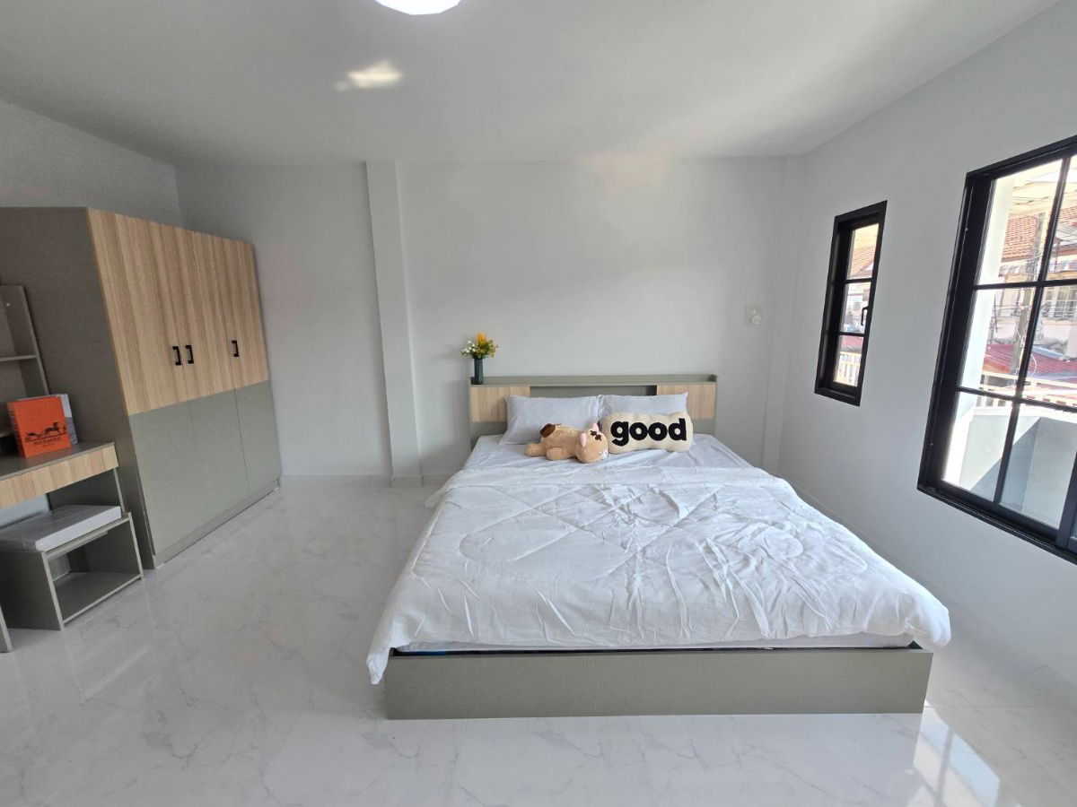 รูป ทาวน์เฮ้าส์ รีโนเวท พร้อมหิ้วกระเป๋าเข้าอยู่ได้เลย  หมู่บ้าน เคซี.รามอินทรา 8 ถนนไทยรามัญ คลองสามวา เฟอร์นิเจอร์มากมาย - รูปที่ 17/26