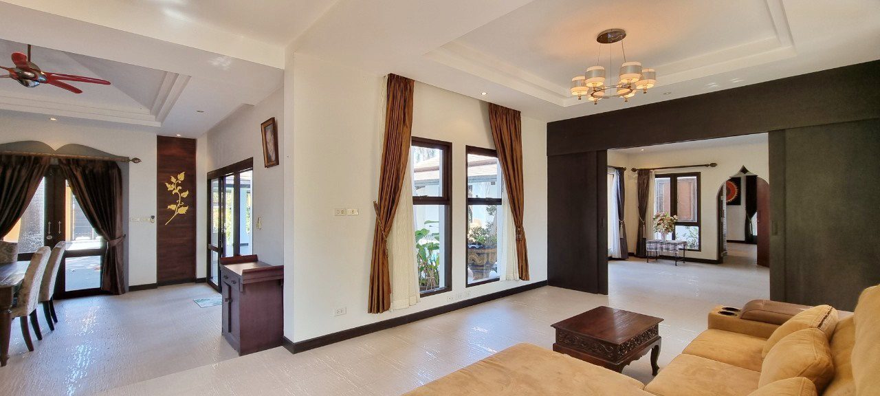 picture 6 Bedrooms Pool Villa in East Pattaya for Sale - 5/24