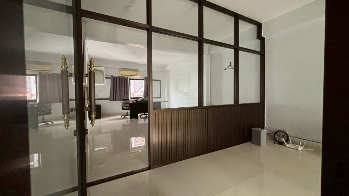 picture Commercial building for sale, 14 sq wah, good location on Petchburi Road. - 24/43