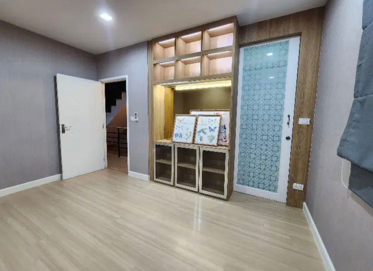 picture Townhouse for rent, 3 floors, Plex Bangna Village, beautiful, good location, near Mega Bangna shopping center. Interested, add Line @841qqlnr - 11/23