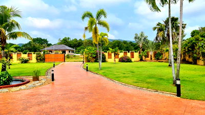 บ้านเดี่ยว ตลาดนัด เเยกเจ : Spacious 6-Bedroom Pool Villa for Sale