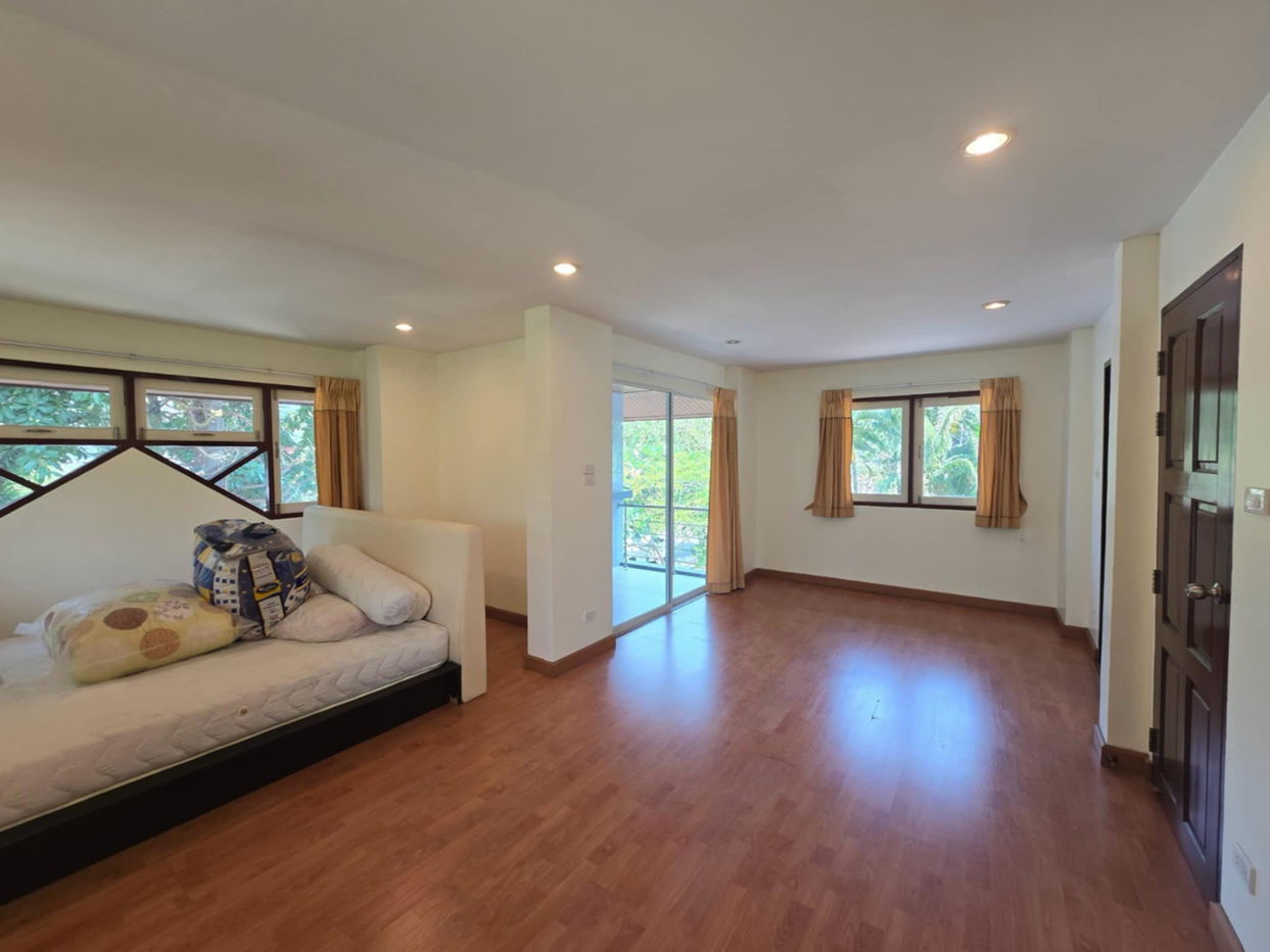 picture Charming 4-Bedroom Thai-Style House for Sale - 2/8