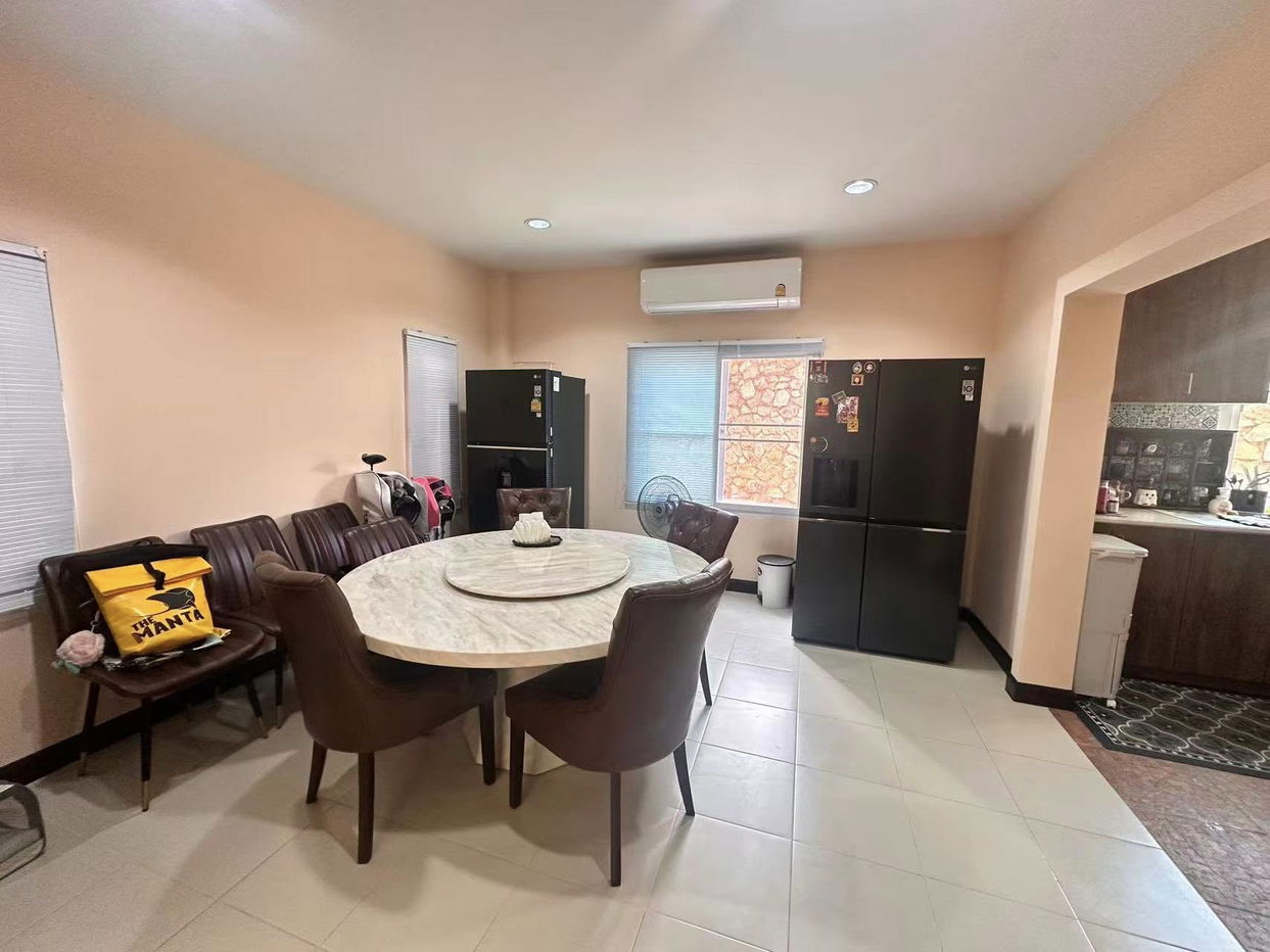 picture Italian Country-Style Villa in East Pattaya - 8/12