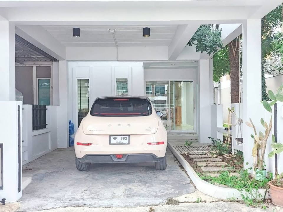 รูป 🔥 ทาวน์โฮม 2 ชั้น หลังมุมราคาดี ใกล้แม่โจ้! ถนนกว้าง 16 ม. อยู่จริงสบายมาก – โครงการอรสิริน 4 (สันทราย) - รูปที่ 1/16