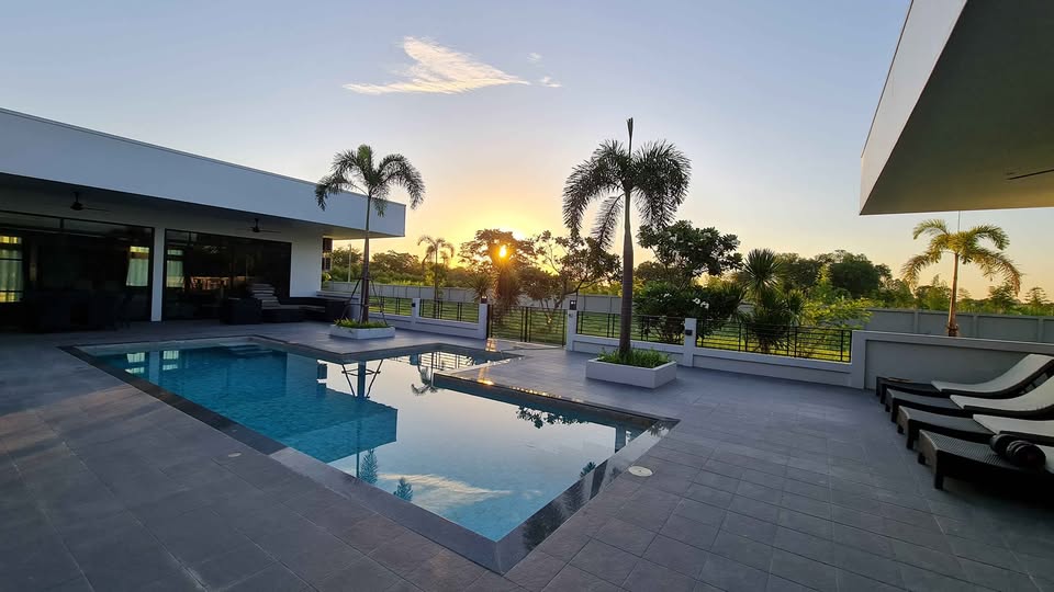 picture Modern Luxury 5 Bedrooms Pool Villa in Khon Kaen for Sale - 5/14
