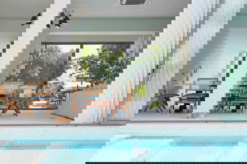 Luxury 4 Bedrooms Pool Villa in Na Jomtien for Sale