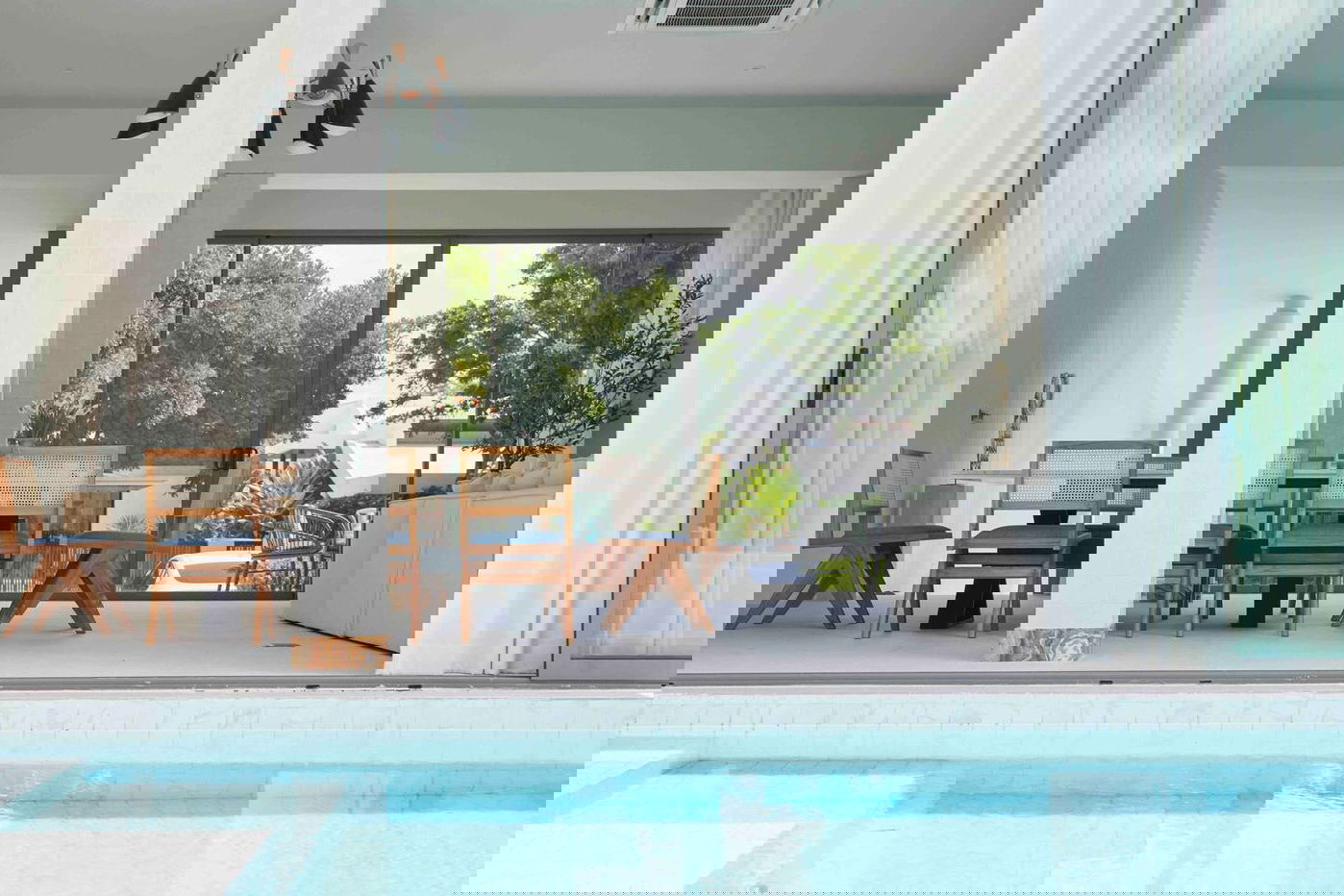 picture Luxury 4 Bedrooms Pool Villa in Na Jomtien for Sale - 1/16