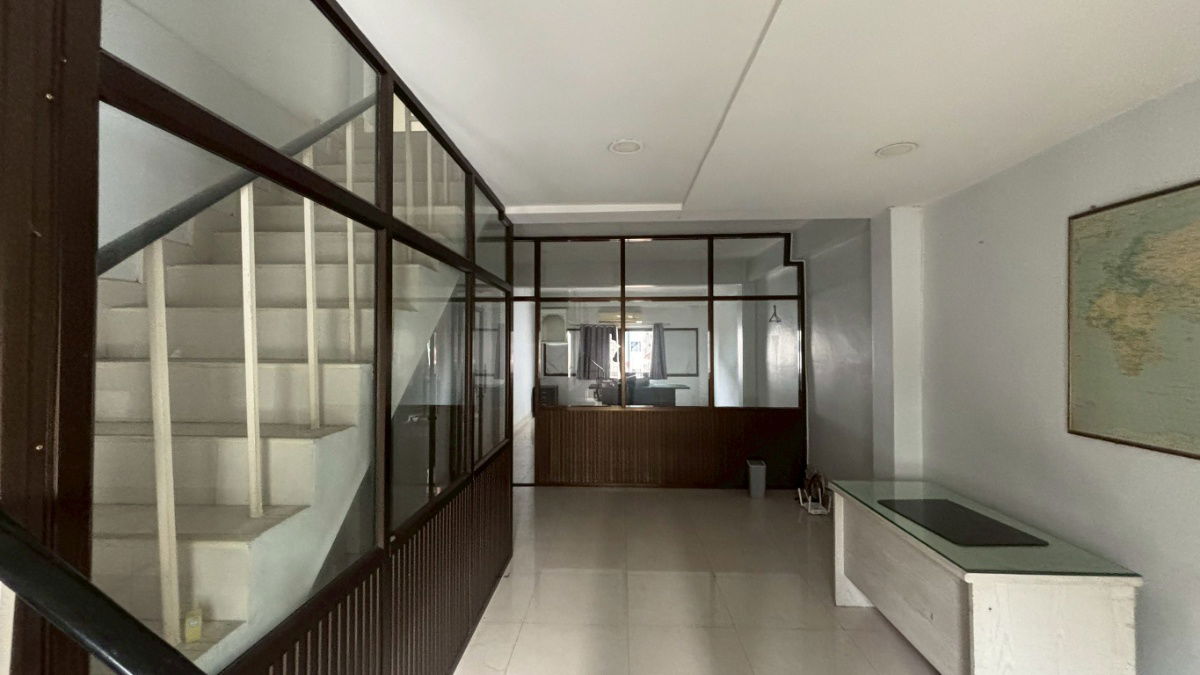 picture Commercial building for sale, 14 sq wah, good location on Petchburi Road. - 25/43