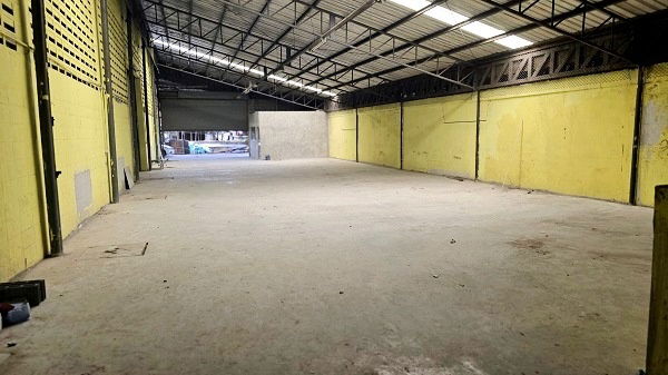 รูป ให้เช่าโกดังรามอินทรา 117 มีนบุรี ขนาดพื้นที่รวม 1,225 ตรม  โกดังสูง 10เมตร  พื้นรับน้ำหนัก 3ตัน มีรปภ 24 ชัวโมง กล้อง CCTV  - รูปที่ 3/5