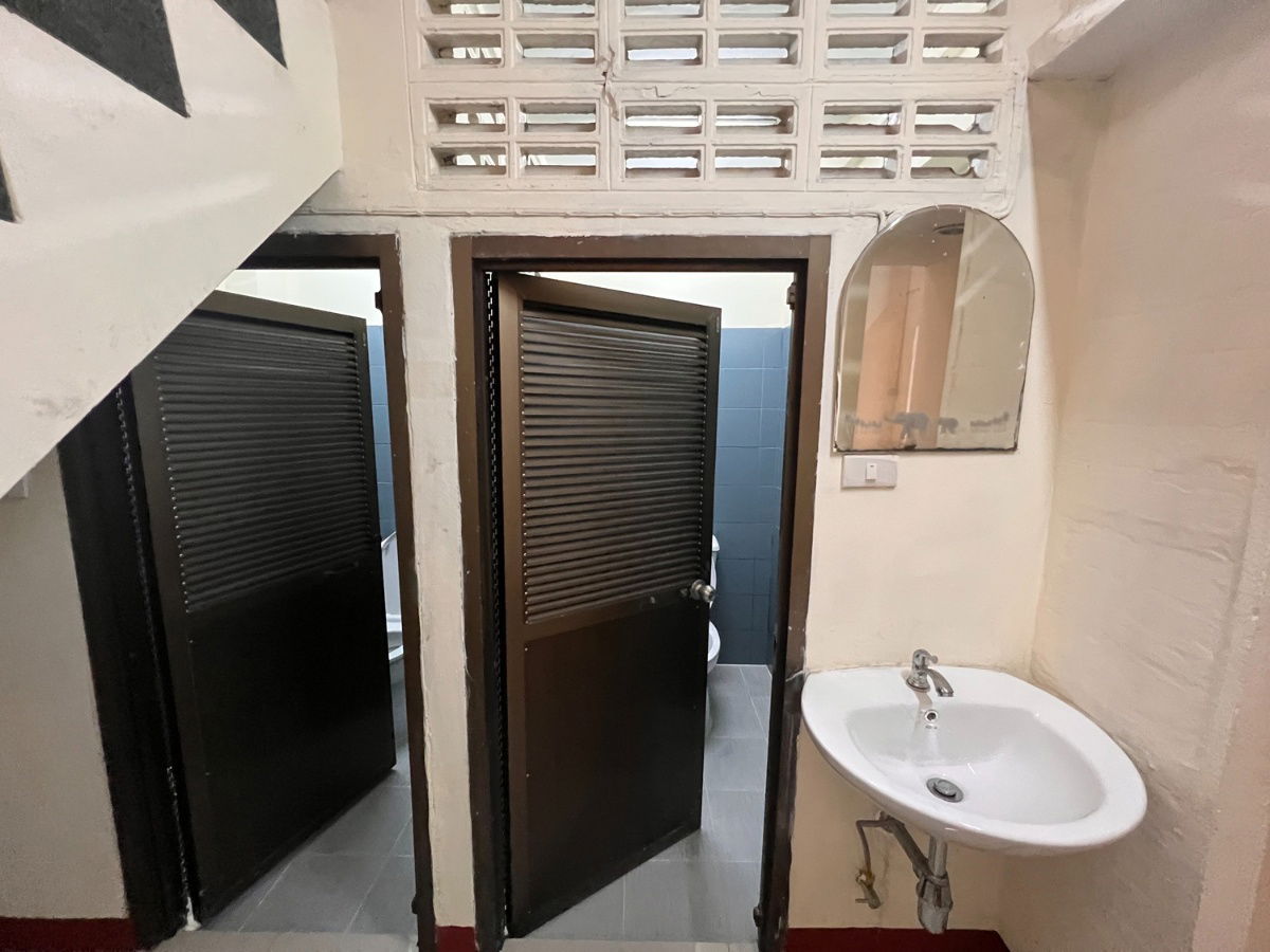 รูป ขายอาคารพาณิชย์ 4 ชั้นครึ่ง ติดถนนตลาดรังสิต ราคาพิเศษ ด่วน!! 35 ตรว  600 ตรม  3 นอน 4 นอน รีโนเวทแล้ว - รูปที่ 11/12