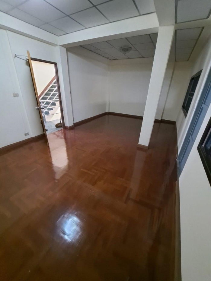 รูป ขายอาคารพาณิชย์ 4 ชั้นครึ่ง ติดถนนตลาดรังสิต ราคาพิเศษ ด่วน!! 35 ตรว  600 ตรม  3 นอน 4 นอน รีโนเวทแล้ว - รูปที่ 5/12