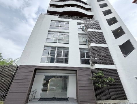 ให้เช่าอาคารสำนักงาน 8 ชั้น มีลิฟท์โดยสารในอาคาร ซอยศรีนครินทร์ 40 เข้าซอยไม่ลึก ที่จอดรถ 14 คัน  เหมาะเป็นสำนักงาน 