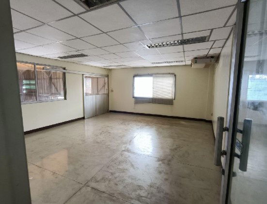 รูป ให้เช่าโกดัง พร้อมสำนักงาน ทำเลพัฒนาการ / มีชั้นวางสินค้าในโกดัง / พื้นที่ใช้สอย 400 ตารางเมตร / ซอยพัฒนาการ เข้าซอยไม่ลึก ทำเลดีมาก - รูปที่ 5/12