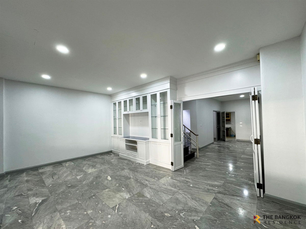 picture  Varathorn Ville Pattanakarn 44   🏡  4-Storey Large Townhome ⭐ - 6/20