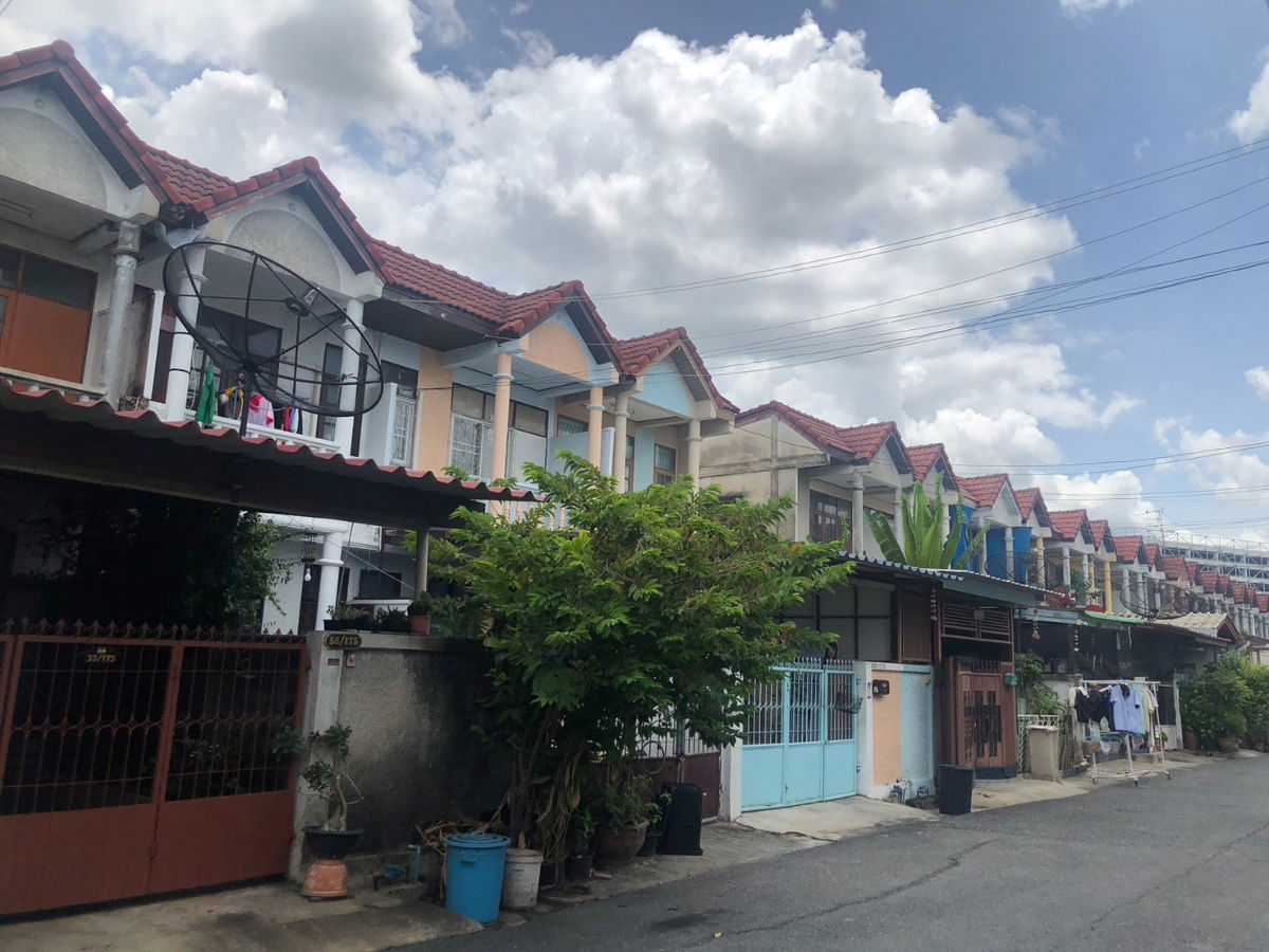 รูป 🔥 ขายทาวน์เฮ้าส์ หมู่บ้าน ช.รุ่งเรือง 5 ขนาด 20 ตร.วา  ทำเลดี ใกล้รถไฟฟ้าสายสีม่วง เดินทางง่ายทั้งเข้าเมืองและออกเมือง Listing : 92461  - รูปที่ 1/4