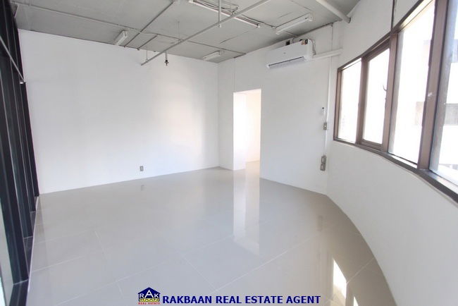 รูป ให้เช่าสำนกงาน Modern Town สุขุมวิม 63 ห้องมุม ทำเลดี ใจกลางเมือง ติดถนน - รูปที่ 5/9