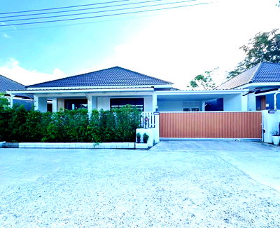 Houses for rent : Single storey house for rent with 3 bedrooms,2 toilets and 1 kitchen. 