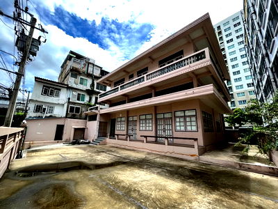 เช่าบ้านเดี่ยว วิทยาลัยพณิชยการบางนา : ให้เช่าบ้านเดี่ยว3ชั้นพร้อมดาดฟ้า ทำเลดีใกล้ BTS อ่อนนุช เดินทางสะดวก บรรยากาศดี